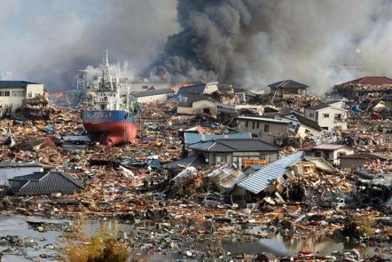 Это цунами – пример того, как мощь нескольких «больших» волн способна сдвинуть и разрушить практически всё на своем пути